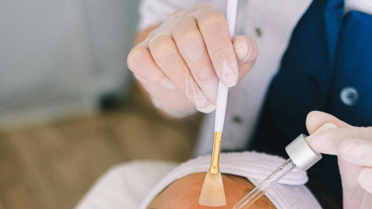 Técnicas de dermatología estética generan patologías de la piel, según dermatólogos