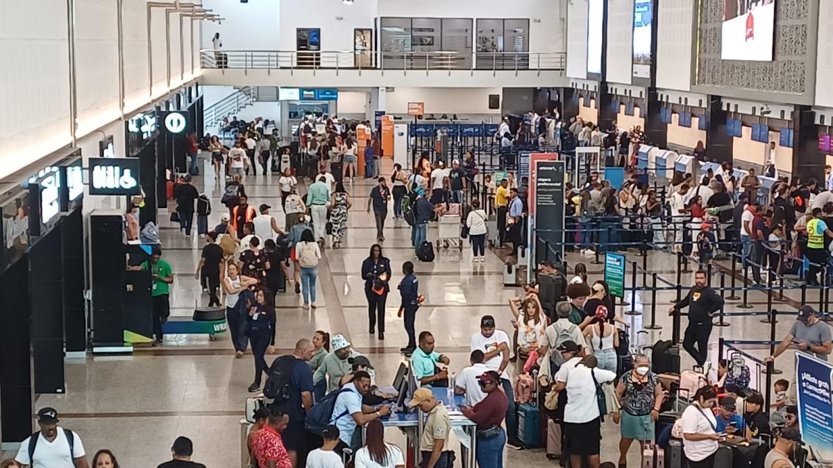 Reprograman para las 5 de la tarde vuelo suspendido desde el AILA a Madrid