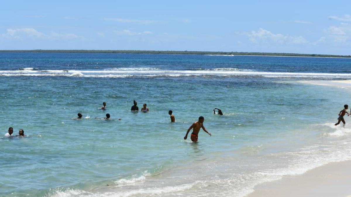 Pese a amenazas de lluvia, bañistas disfrutaron de playas en La Romana