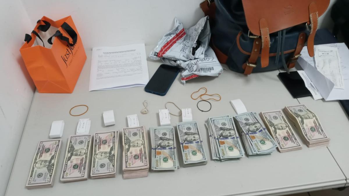 Aduanas retiene más de US$400 mil tras detección de divisas no declaradas en aeropuertos