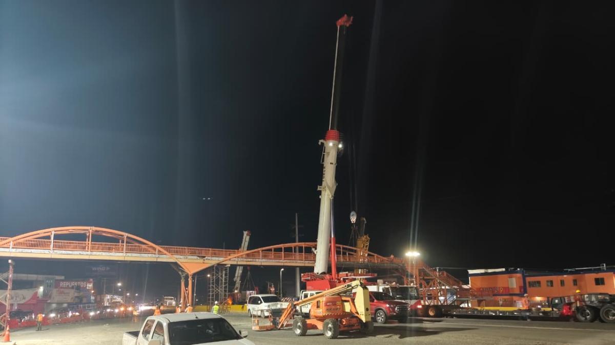 Pasadas las 6:00 de la mañana de este lunes continúa el desmonte del puente del kilómetro 9