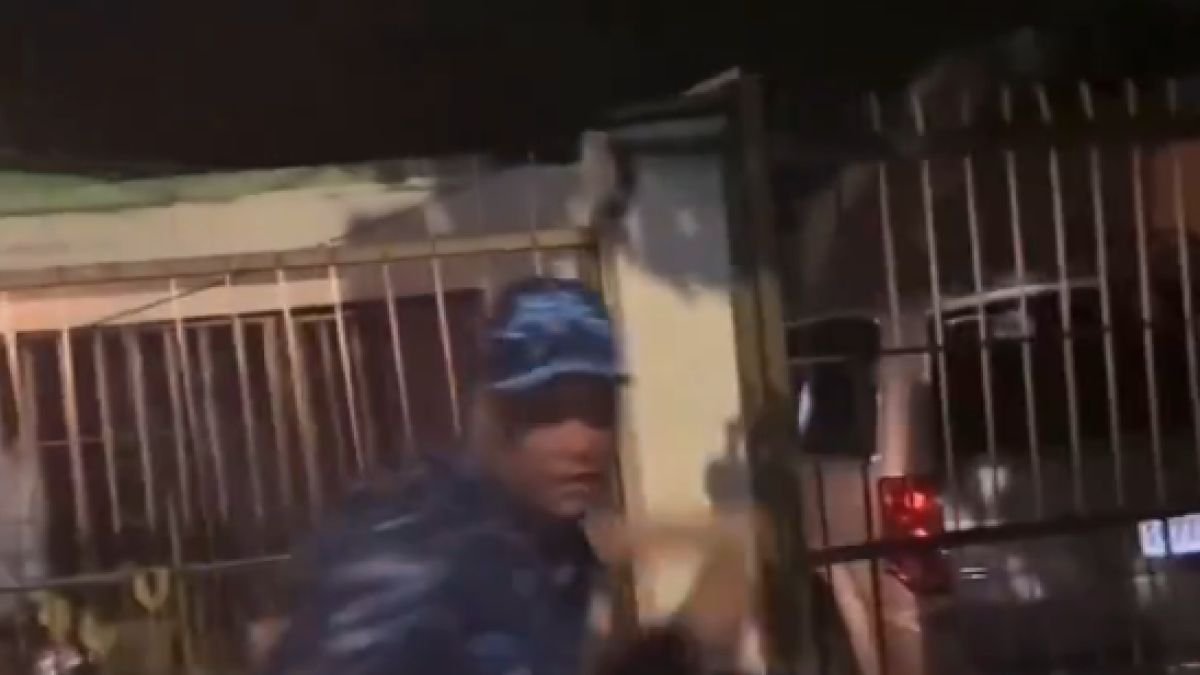 Suspenden policía por golpear a una mujer; lo sancionaron en 2018 por otra agresión