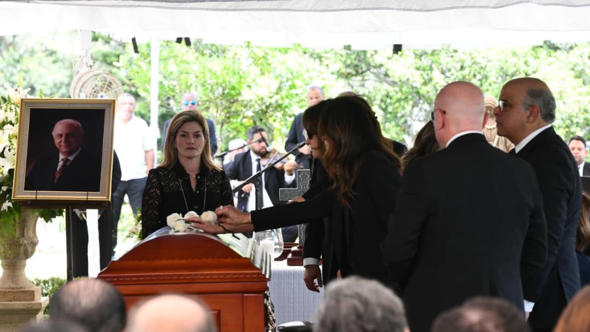 Con aplausos, expresiones de orgullo y gratitud sepultan restos de don Héctor Rizek