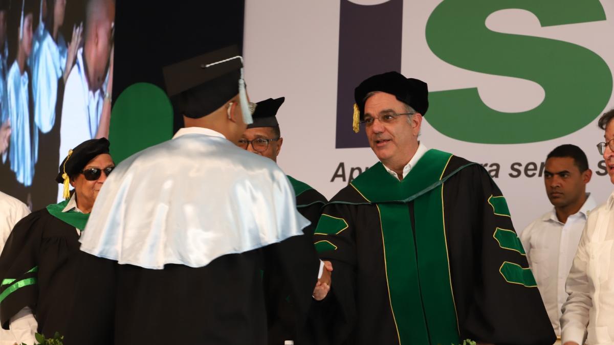 Abinader encabeza graduación de 92 técnicos del recinto sur de la Universidad ISA