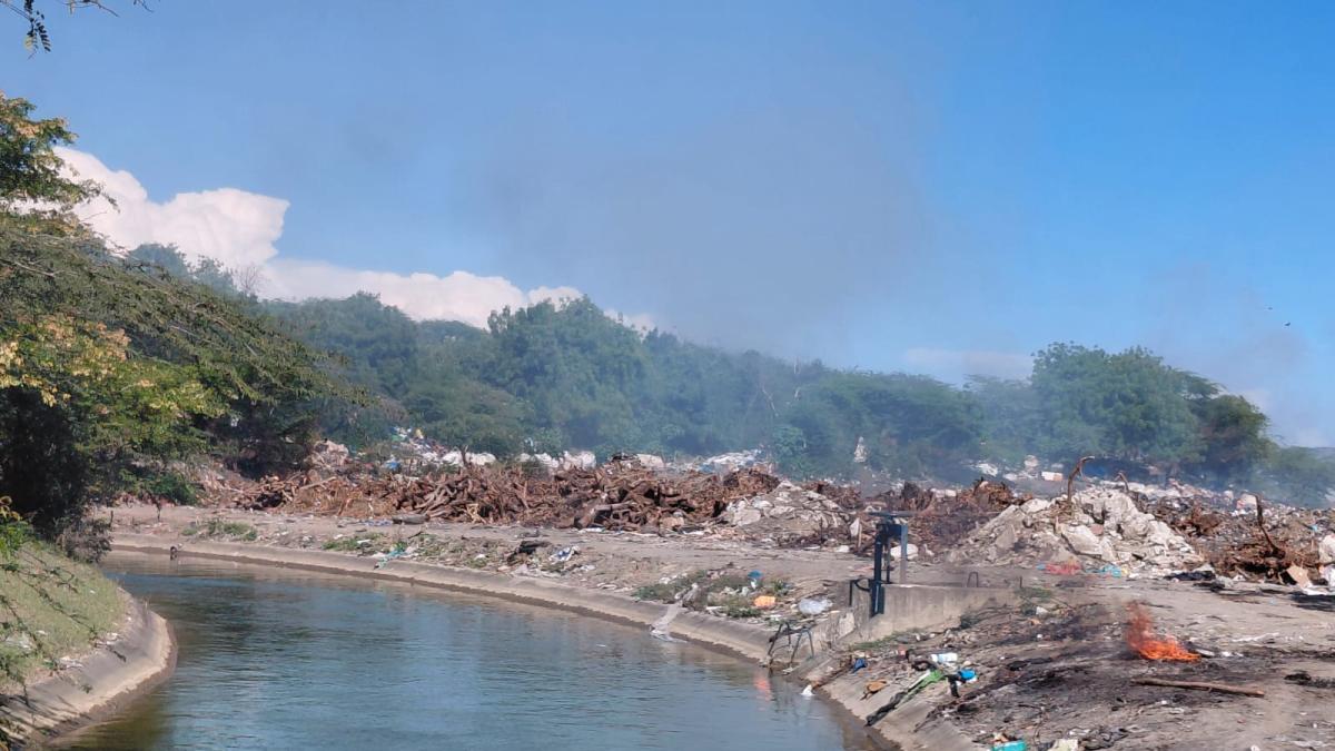 Vertederos siguen contaminando canal Marcos A. Cabral de Baní