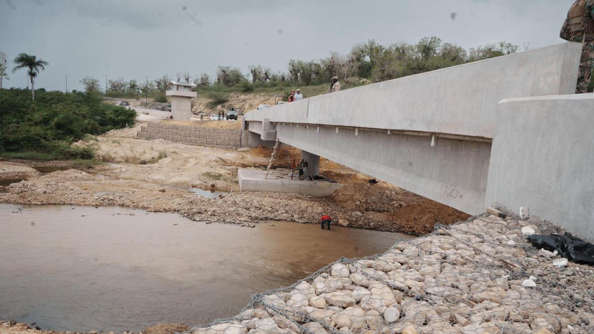 Defensa supervisa avances de la verja perimetral fronteriza en la zona norte