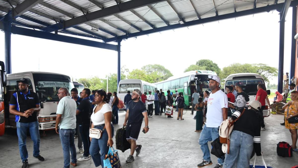 Gran flujo de personas en las diferentes paradas del transporte interurbano por la Semana Santa