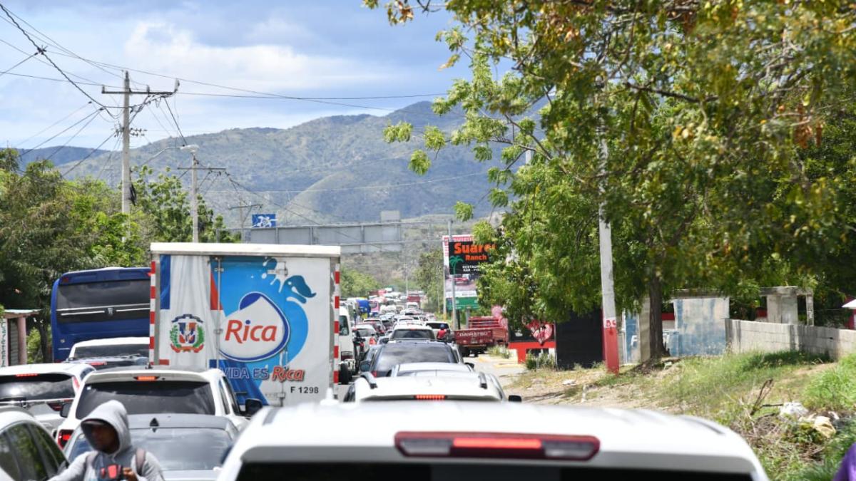 Traslado masivo de personas hacia el sur provoca taponamiento en carretera Sánchez