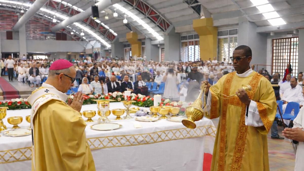 Sacerdotes renuevan promesas en Misa Crismal marcada por llamado al compromiso espiritual
