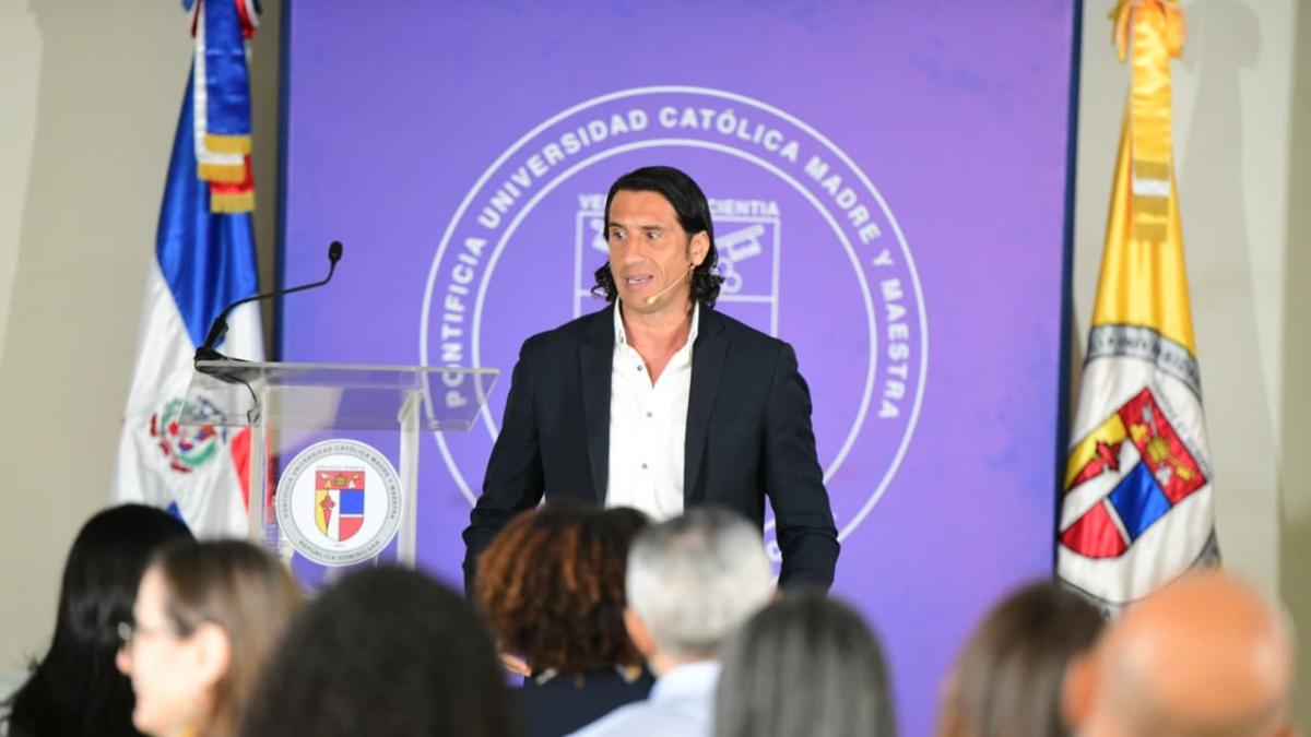 
        Santiago Tejedor dicta conferencia “Contar el mundo: claves humanas de la narrativa transmedia”
    