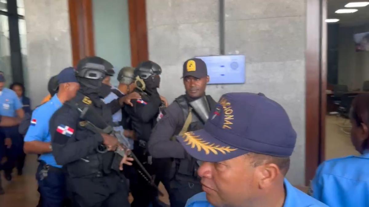 
        Juez impone prisión preventiva a coronel de la Policía acusado de agredir a joven en Los Mina
    