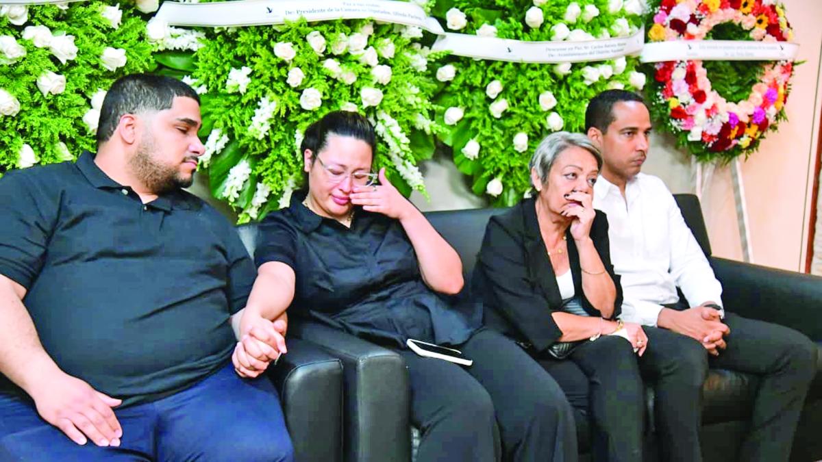 Honras a Carlos Batista Matos, despedido en Funeraria Blandino entre lágrimas y flores blancas