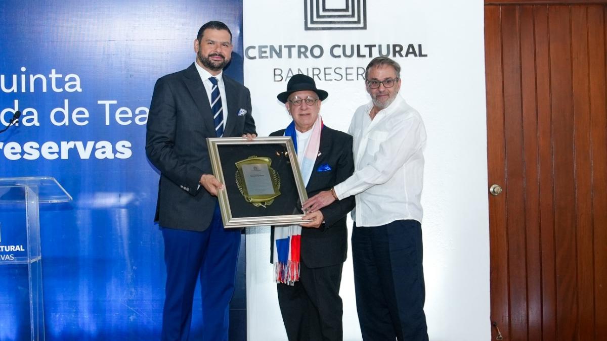Giovanny Cruz recibe reconocimiento de Banreservas