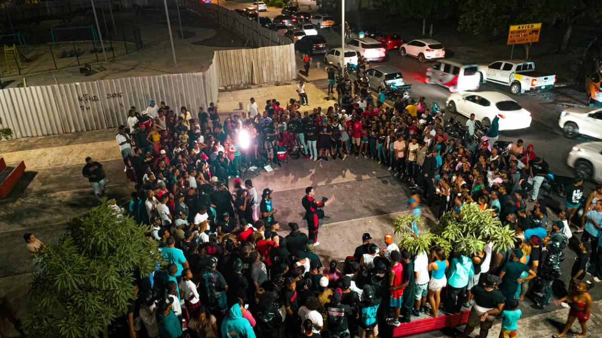 Participantes de “Planeta Alofoke” amanecen en la calle junto a miles de fans para recaudar dinero