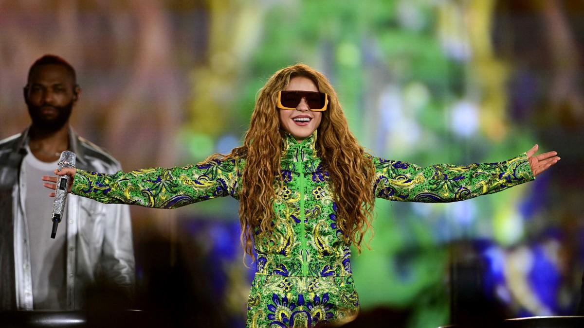 Bajo la luna llena, la “loba” Shakira deleita a una marea humana en la playa de Rio