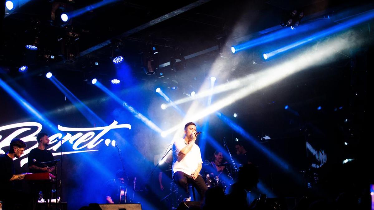 Beret canta y cuenta las historias de sus canciones en su primer concierto ante los dominicanos
