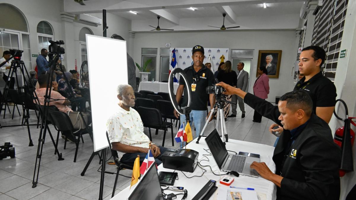 Más de cuatro de millones de dominicanos ya cuentan con la nueva cedula; resta la mitad por renovar