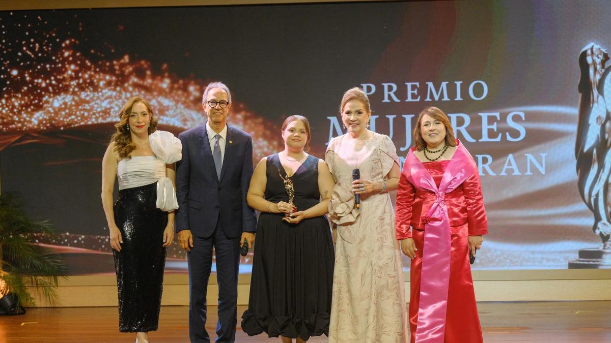 Jatnna Tavárez recibe máximo galardón del Premio Mujeres que Inspiran 2026