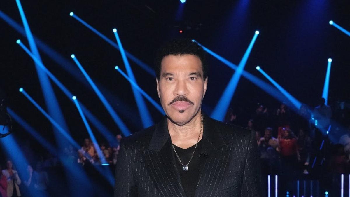 Lionel Richie genera preocupación tras interrumpir concierto por problemas de salud