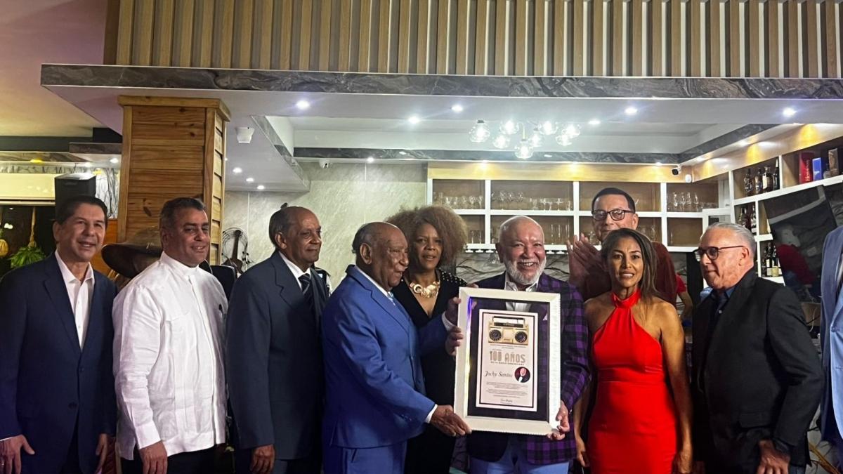 Jochy Santos recibe homenaje en Tenares por su trayectoria