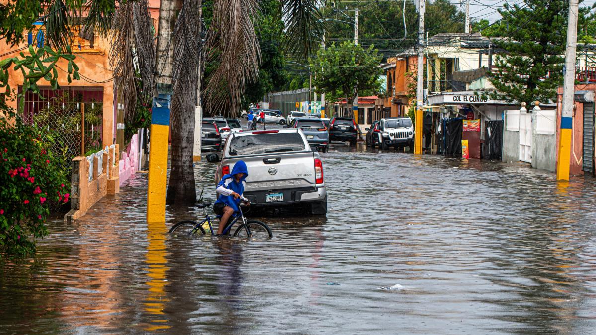 Vaguada desata aguaceros fuertes este sábado; mantienen 14 provincias en alerta