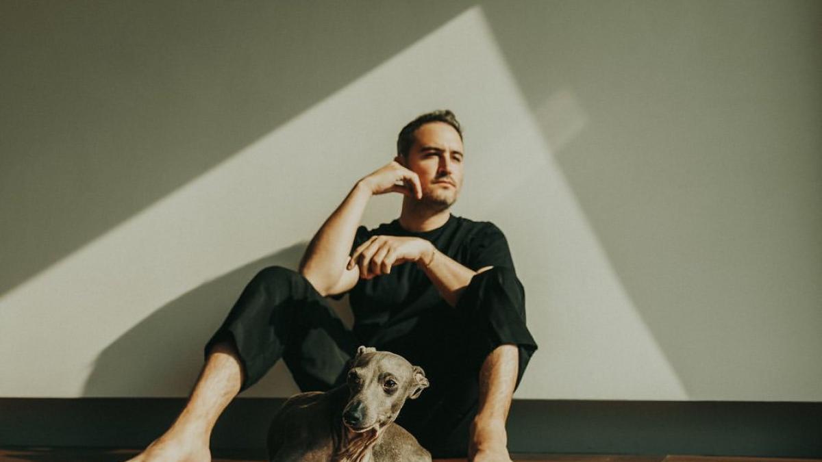Cantante de Reik crea fundación para salvar animales tras la muerte de su inseparable perrito