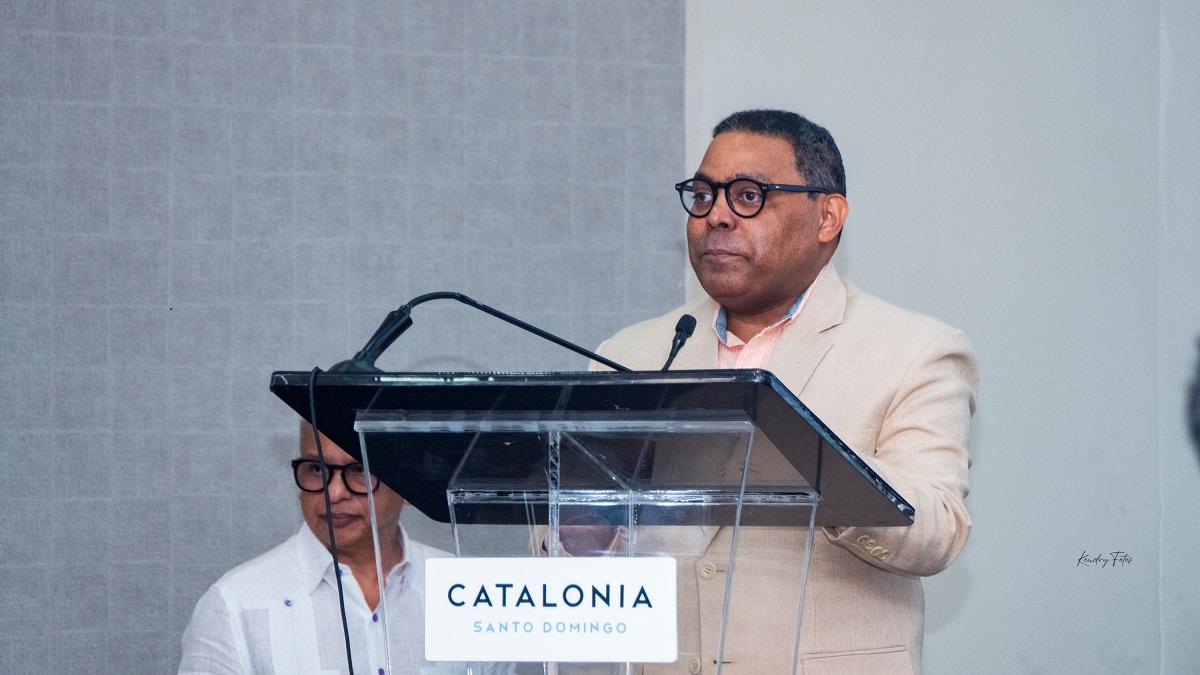 Adopae juramenta nuevo consejo directivo y enumera proyectos futuros