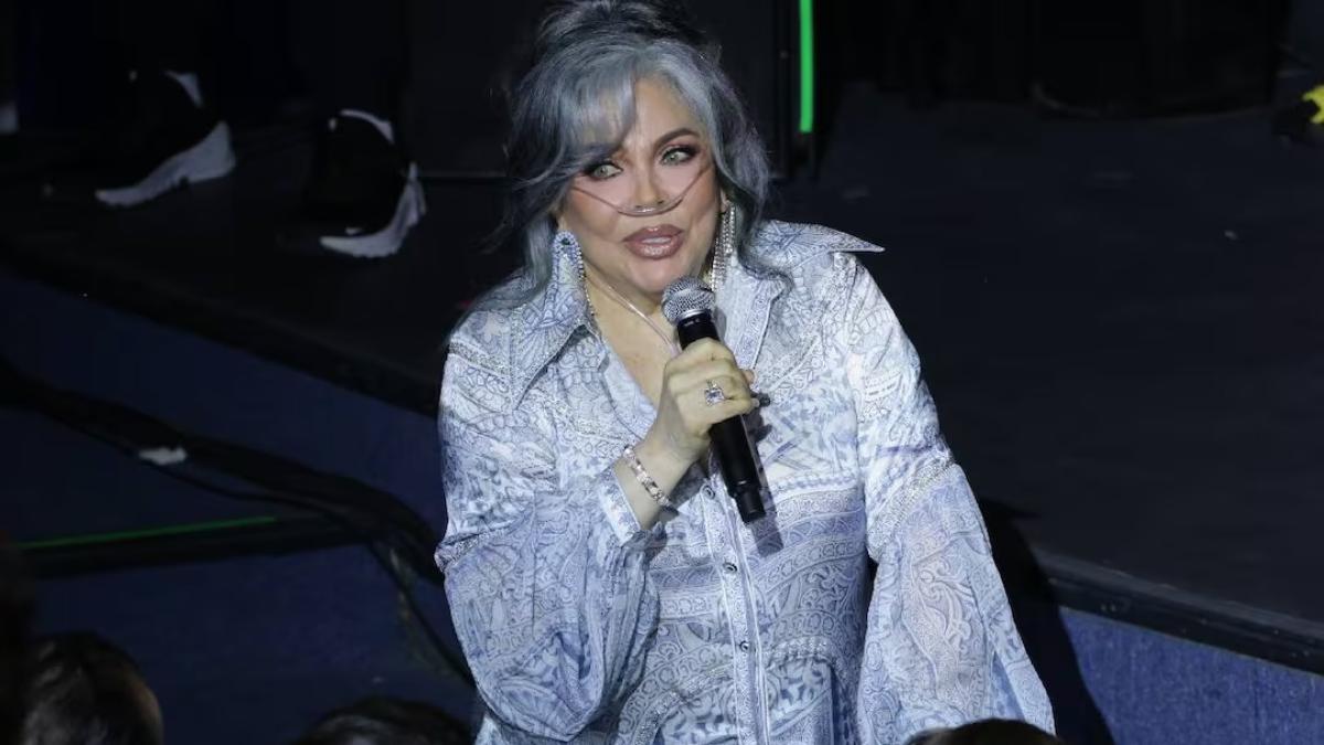 Actriz Verónica Castro reaparece, con tanque de oxígeno, en la graduación de su hijo Cristian