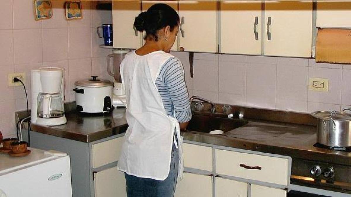 Senador busca castigar con multas a quienes obliguen a domésticas utilizar uniformes fuera del hogar