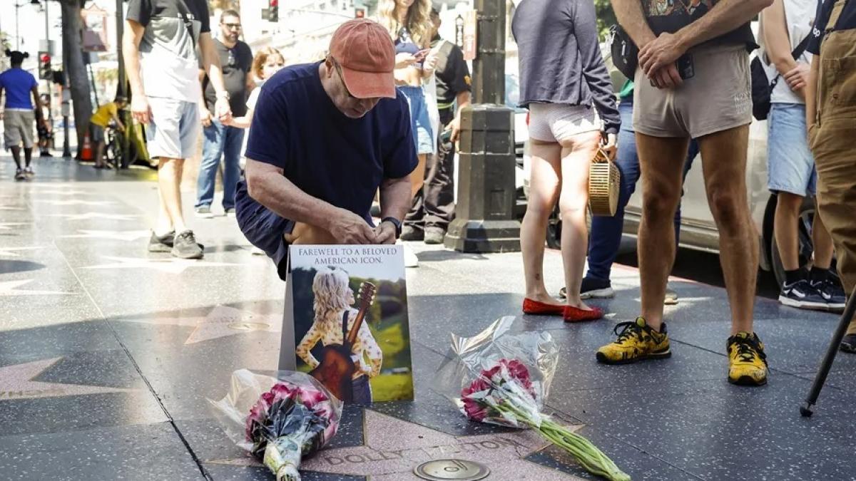 Reparan estrella de Dolly Parton en el Paseo de la Fama de Hollywood tras ser vandalizada