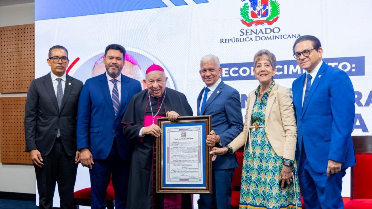 Senado reconoce a monseñor De la Rosa y Carpio