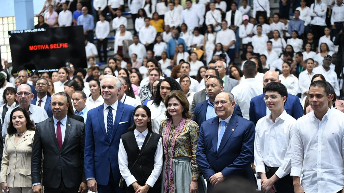 Gobierno entrega 10 mil becas a estudiantes destacados en diversas áreas