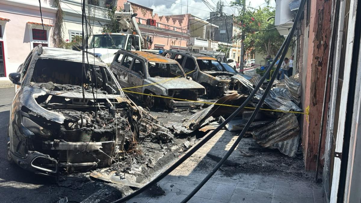 Incendio en la Zona Colonial deja a familia de cuatro sin hogar y varios vehículos calcinados