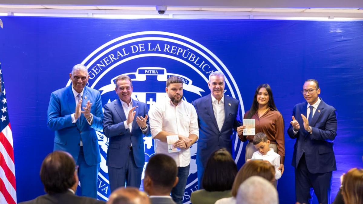 Abinader inicia entrega oficial del Pasaporte Electrónico en Nueva York, Nueva Jersey y Boston