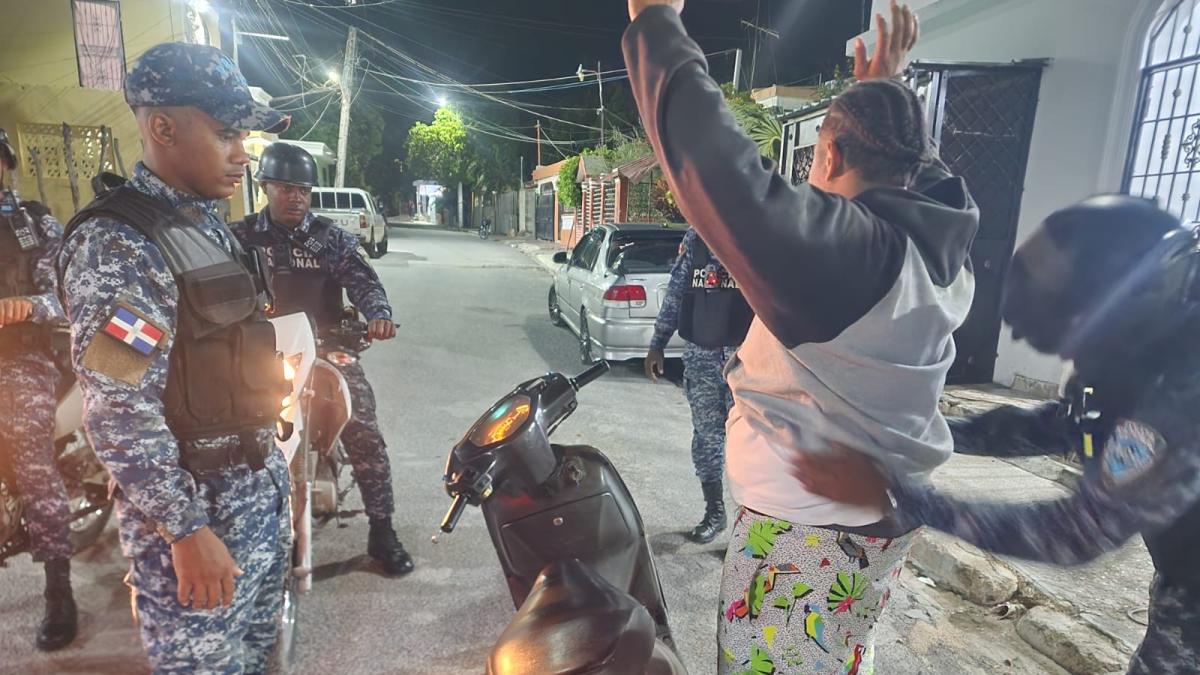 Ocho personas requeridas por la justicia se entregan en Barahona