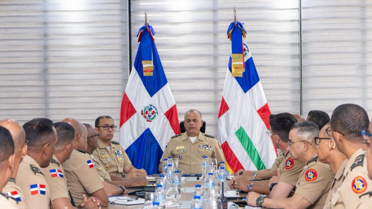 Ministerio de Defensa realiza reuniones para revisar planes de seguridad y defensa nacional