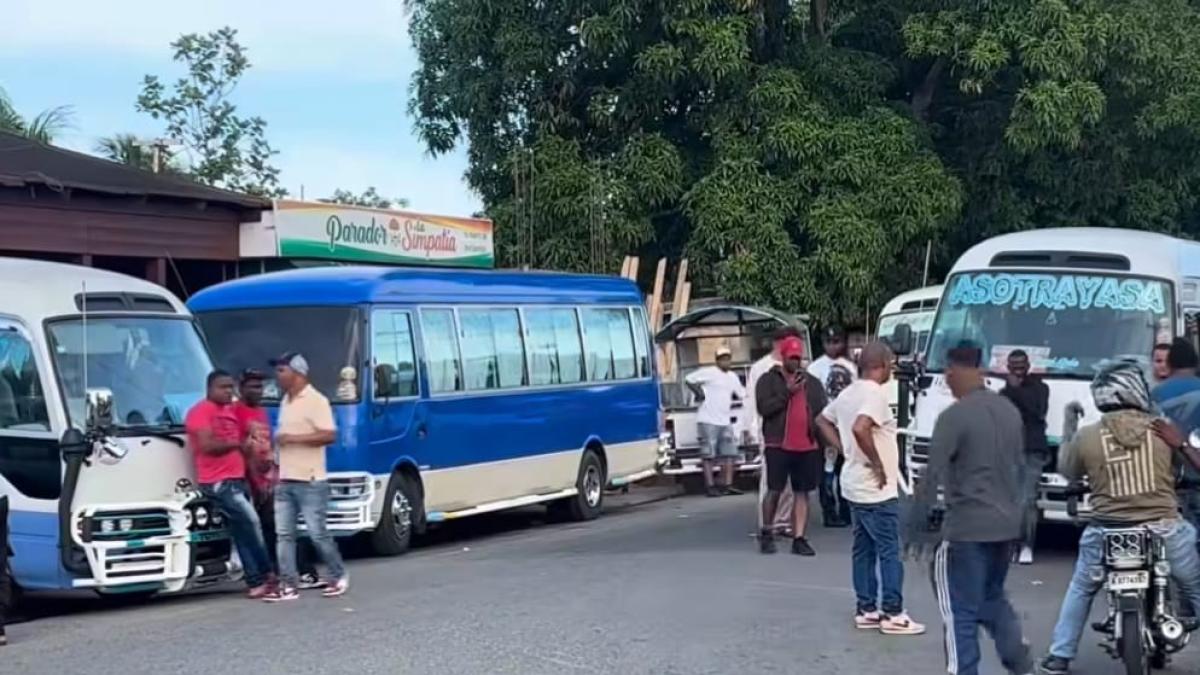 Transportistas de Monte Plata realizan paro en demanda de obras