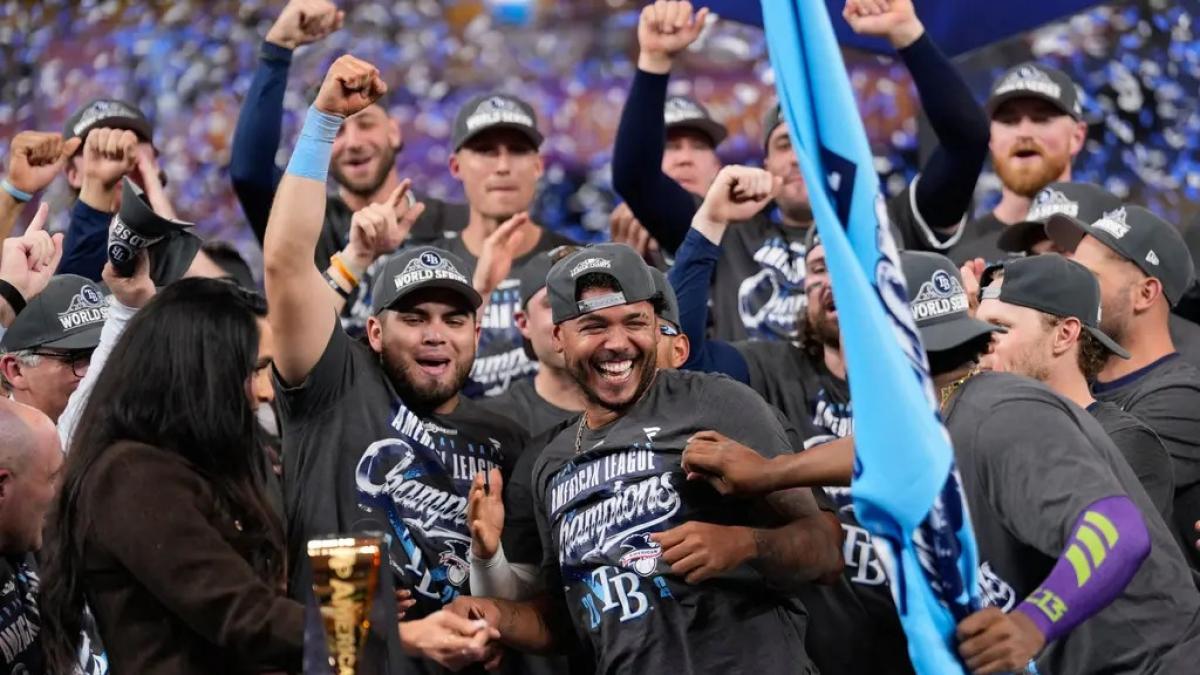 Freddy Peralta se lleva el premio de MVP de la Serie de Campeonato de la Liga Americana