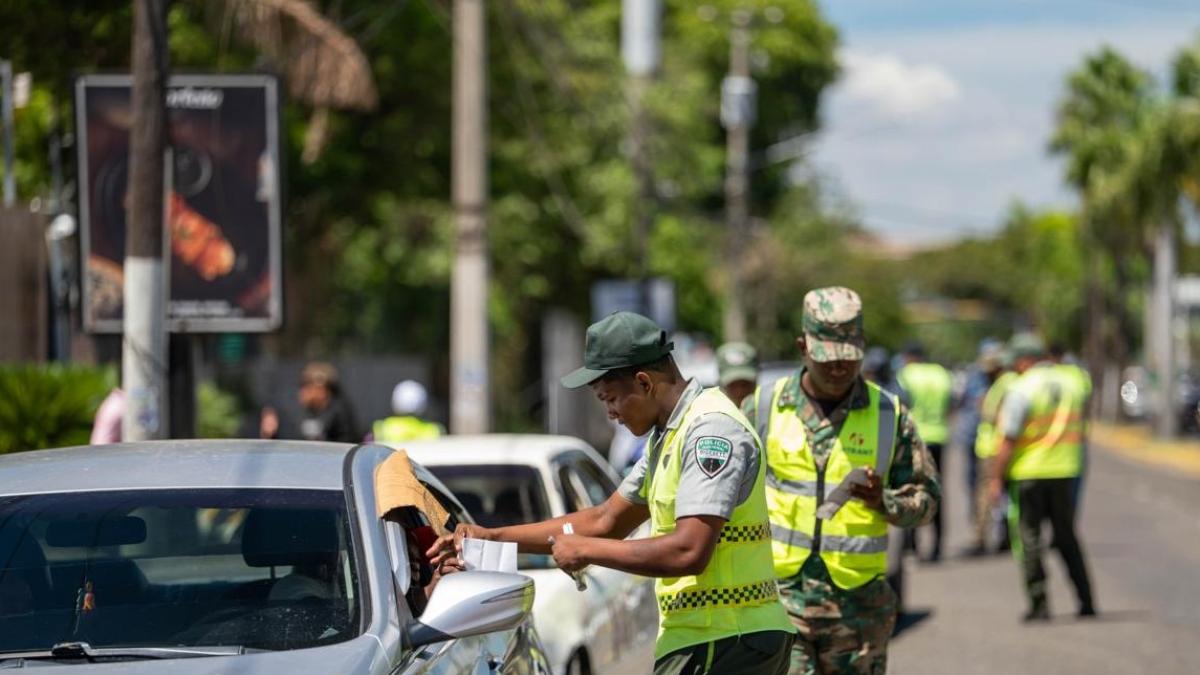 Intrant y Digesett fiscalizan vehículos "piratas" en corredores del Distrito Nacional