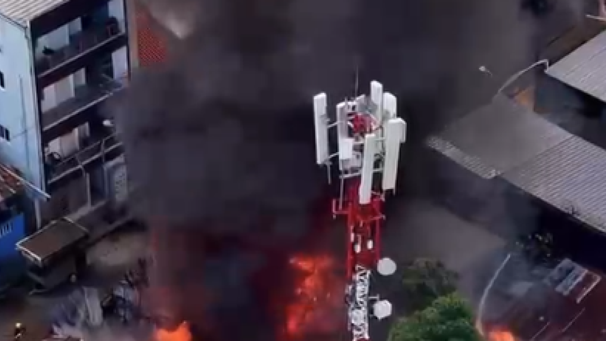 Incendio afecta varias viviendas en Santiago