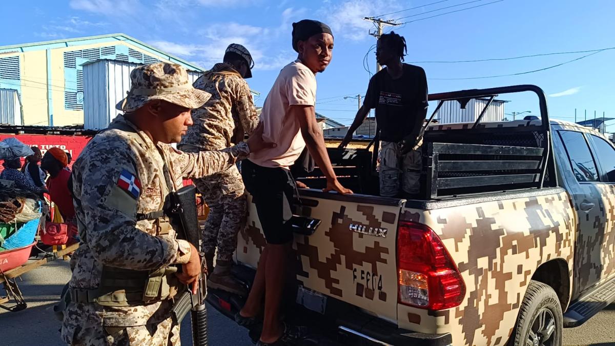 Militares dominicanos vigilan la participación de haitianos en el mercado fronterizo de Dajabón