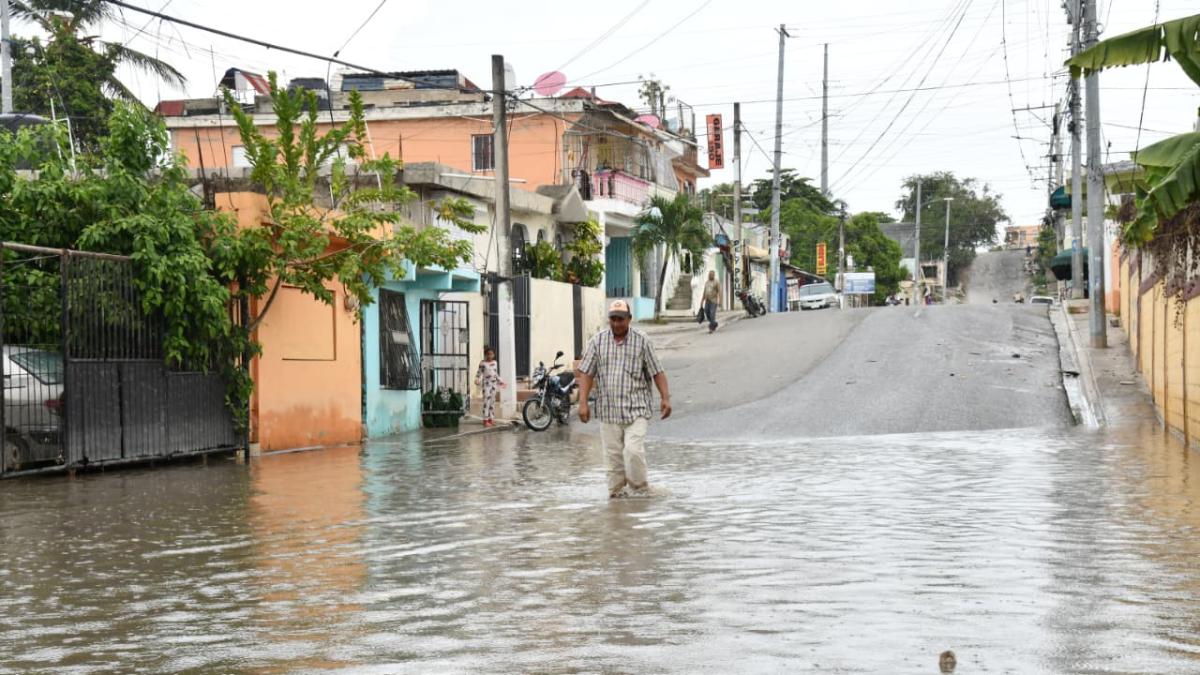Residentes de Los Frailes II denuncian acumulación de agua y exigen solución de las autoridades