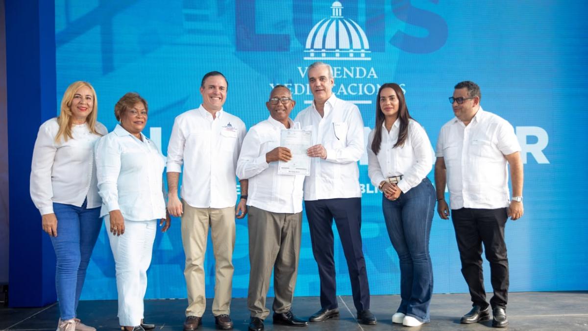 Abinader entrega 422 títulos de propiedad en Lotes y Servicios, en Santo Domingo Norte