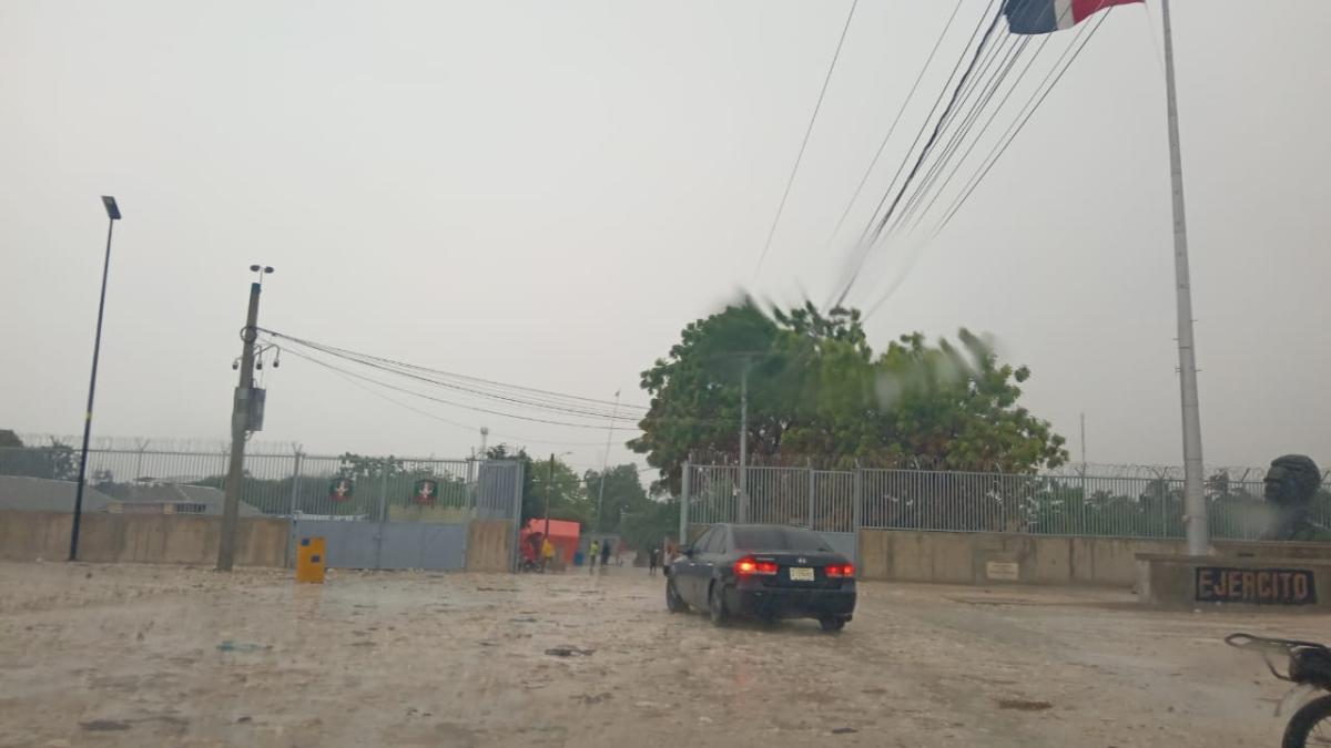 Pese a las lluvias, el mercado dominico-haitiano se desarrolla con normalidad este domingo