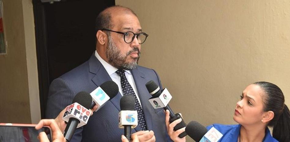 Juristas piden proteger libertad de expresión regulando la difamación; alertan por baja de penas al "bullying" en Código Penal