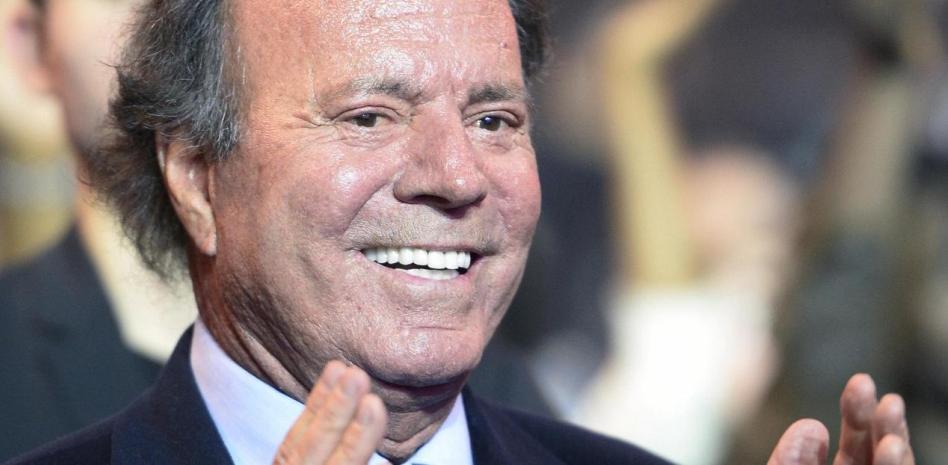 Citados el abogado de Julio Iglesias y la Fiscalía en su pugna por la denuncia al cantante