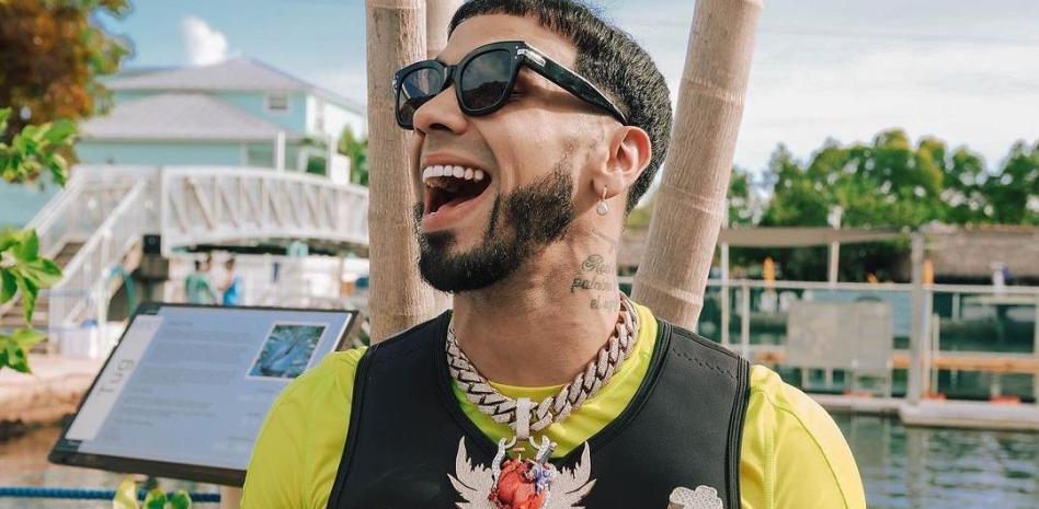 Anuel AA reacciona a video de su supuesto almacén abandonado con estatuillas, ropa y medicamentos