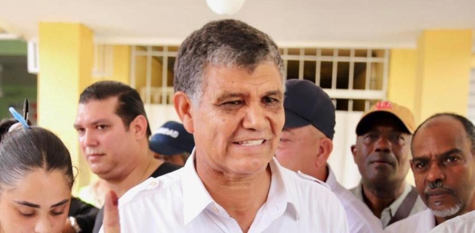 Regidores de Santo Domingo Oeste aprueban permiso de trabajo a Francisco Peña