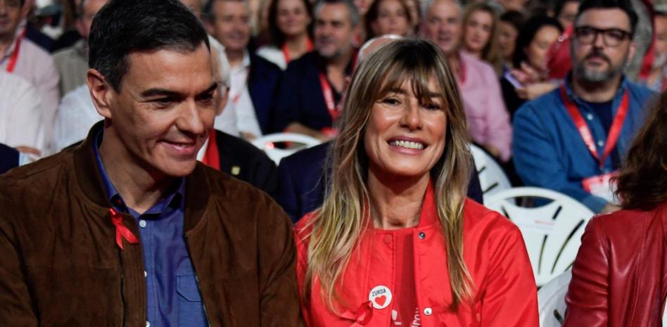 España: esposa de Pedro Sánchez fue enviada a juicio por caso de corrupción y le retiran pasaporte