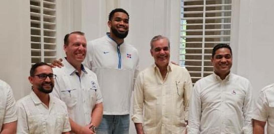 Abinader conversa por videollamada con Karl-Anthony Towns tras conquistar campeonato de la NBA